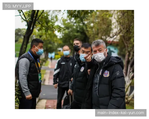 武汉三镇杜月徵飞铲染红 十人应战考验轮换深度